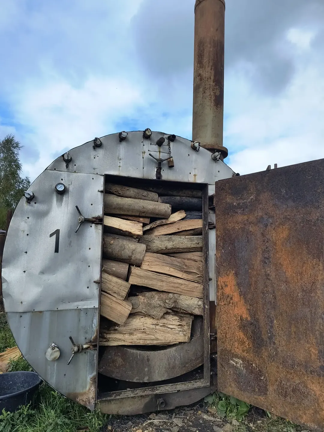 Verkohlungsmeiler Nr. 1 mit geschichtetem Holz vor der Verkohlung